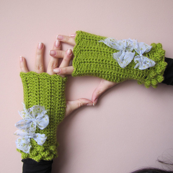 مدل جدید دستکش بافتنی سبز با گل های آبی