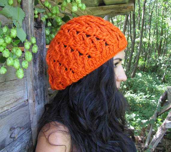 مدل کلاه بافتنی درشت باف نارنجی و گردنبند بافتنی