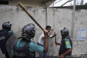 كارگران صنعت پوشاك بنگلادش با پلیس درگیر شدند