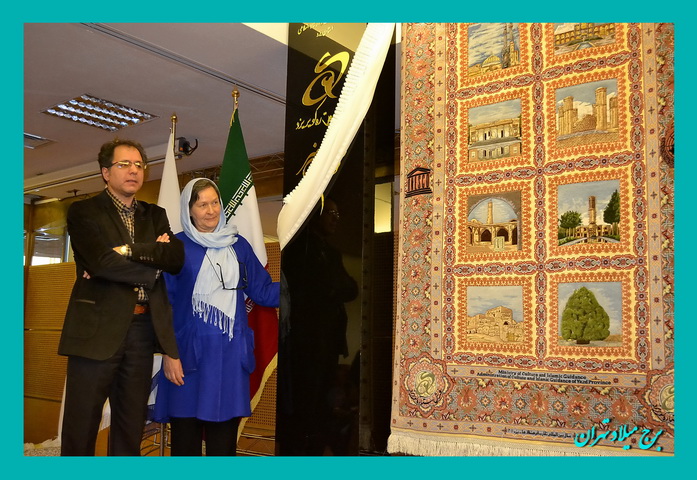 فرش 'هر گردشگر یک گره' با پیام صلح و دوستی ملت ایران به کمیسیون ملی یونسکو اهدا شد
