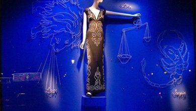 صورت های فلکی در ویترین فروشگاه پوشاک