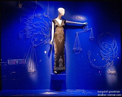 صورت های فلکی در ویترین فروشگاه پوشاک