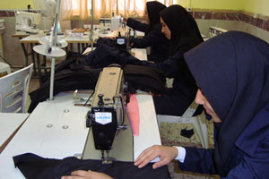 خودكفایی دانش آموزان بویر احمدی در تولید پوشاك