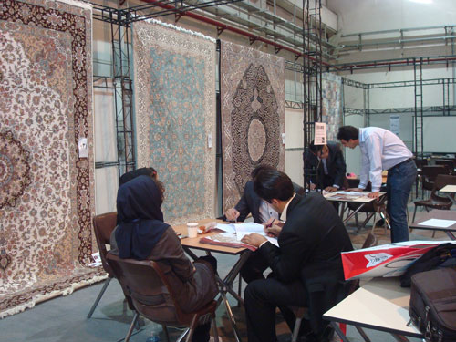 برترین طرح فرش نمایشگاه فرش ماشینی تهران برگزیده شد.
