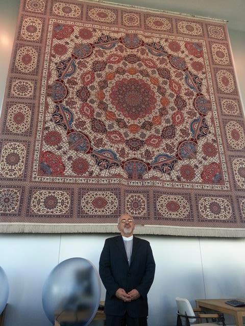 عکس یادگاری ظریف در کنار فرشی که خاتمی به سازمان ملل هدیه داد