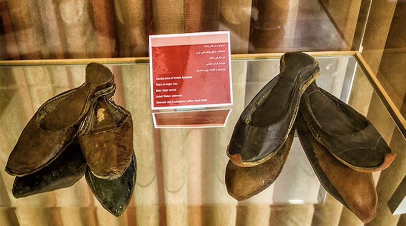 کومخ (نوعی کفش زنانه) مربوط به دوره قاجار از جنس چرم دست‌دوز