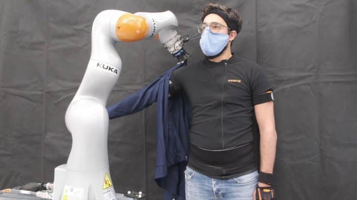 پوشیدن لباس به کمک ربات، دستاوردی از تحقیقات دانشگاه MIT
