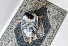 دستگاه اندازه‌گیری ثبات نوری در آزمایشگاه فرش ماشینی دانشگاه آزاد کاشان برای کنترل کیفیت و استانداردسازی فرش ایرانی.