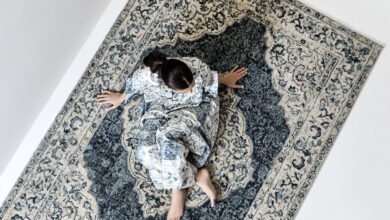 دستگاه اندازه‌گیری ثبات نوری در آزمایشگاه فرش ماشینی دانشگاه آزاد کاشان برای کنترل کیفیت و استانداردسازی فرش ایرانی.