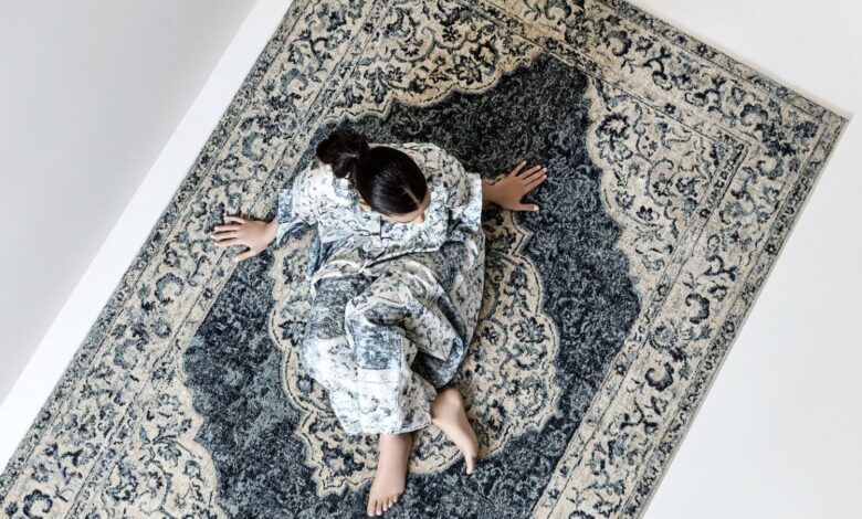 دستگاه اندازه‌گیری ثبات نوری در آزمایشگاه فرش ماشینی دانشگاه آزاد کاشان برای کنترل کیفیت و استانداردسازی فرش ایرانی.