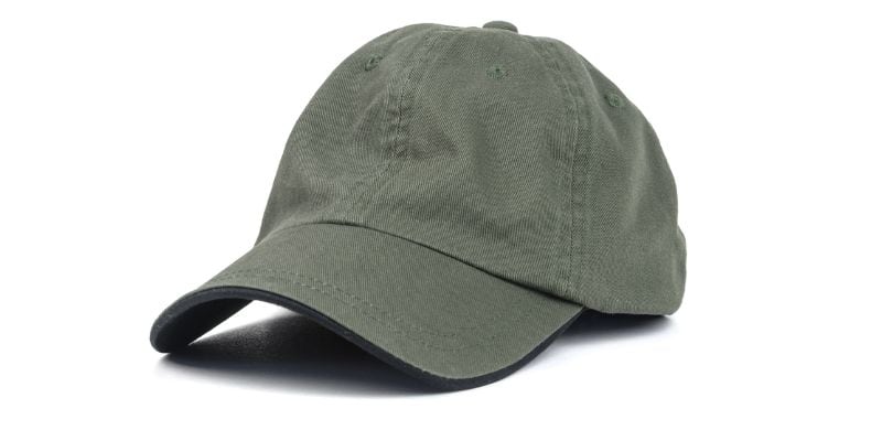 یک کلاه ورزشی سبز