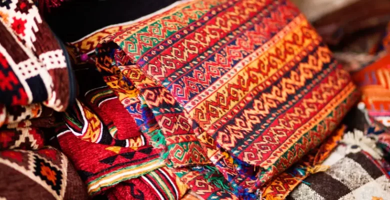 نمایش پارچهها و منسوجات ترکیهای در یک مرکز صادراتی