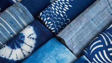 پارچه‌ها و پوشاک وارداتی در انبار مرزی ایران که نمادی از رشد قاچاق و تأثیر سیاست‌های تعرفه‌ای بر صنعت نساجی کشور است.