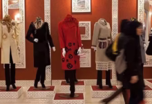 طراحان ایرانی مشغول طراحی لباس در فضای استودیویی با الهام از فرهنگ بومی