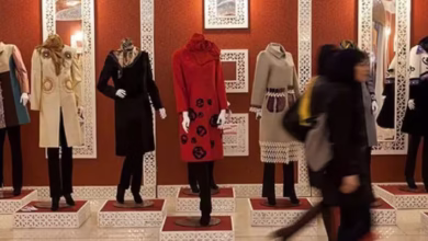 طراحان ایرانی مشغول طراحی لباس در فضای استودیویی با الهام از فرهنگ بومی