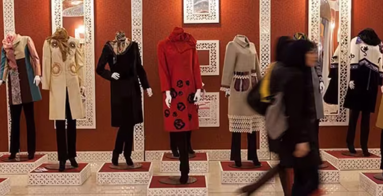 طراحان ایرانی مشغول طراحی لباس در فضای استودیویی با الهام از فرهنگ بومی