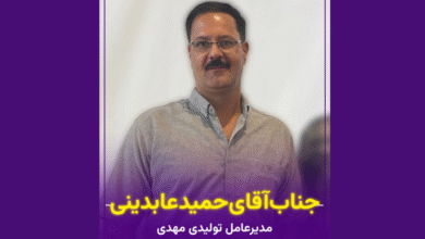 حمید عابدی در حال معرفی بیم چله و قطعات بافندگی در نمایشگاه نساجی اصفهان ۱۴۰۴