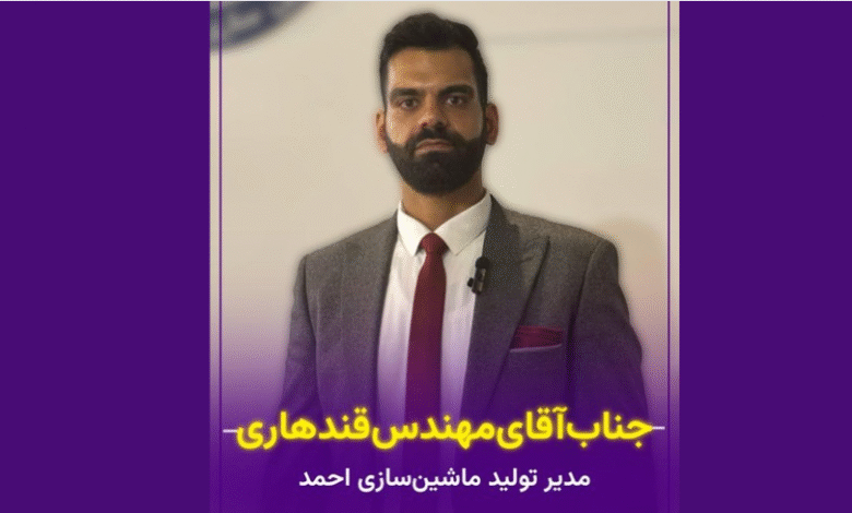 قندهاری مدیر شرکت ماشین‌سازی احمد در حال گفت‌وگو درباره نوسازی تجهیزات نساجی