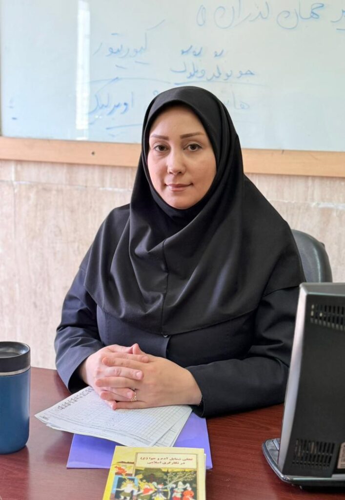 طراح ایرانی در حال کار با نرم‌افزار هوش مصنوعی برای خلق الگوی پارچه 