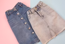 تصویری از پارچه‌های جین آبی و مشکی در کارخانه‌ای صنعتی که نشان‌دهنده تولید و صادرات قدرتمند دنیـم توسط ترکیه به بازار جهانی است