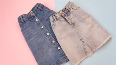 تصویری از پارچه‌های جین آبی و مشکی در کارخانه‌ای صنعتی که نشان‌دهنده تولید و صادرات قدرتمند دنیـم توسط ترکیه به بازار جهانی است