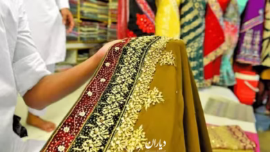 کارگر در کارخانه نساجی پاکستان در حال بافندگی در کنار دستگاه‌های صنعتی