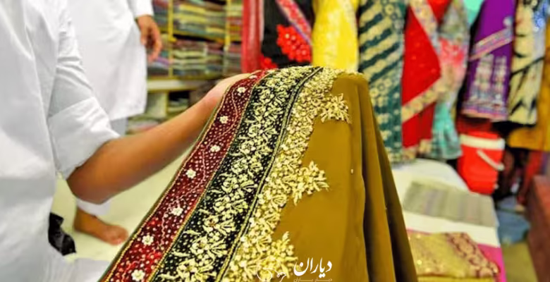 کارگر در کارخانه نساجی پاکستان در حال بافندگی در کنار دستگاههای صنعتی