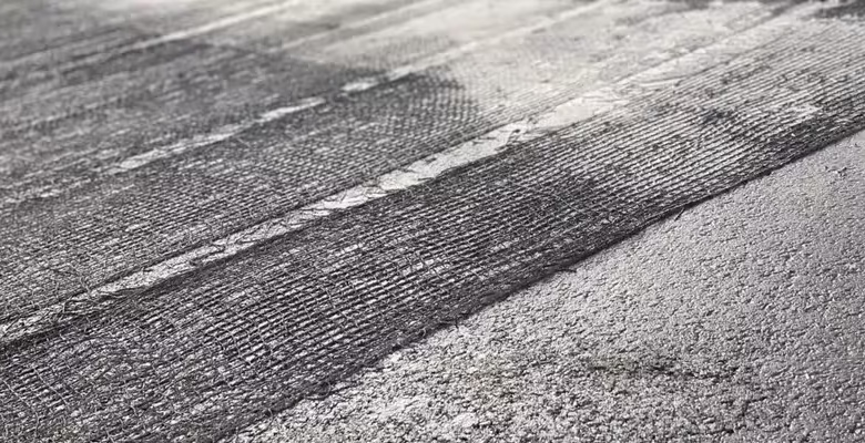 تور هوشمند آلمانی تعبیه‌شده در زیر آسفالت برای پایش زنده وضعیت جاده با استفاده از الیاف رسانا و فناوری هوش مصنوعی.