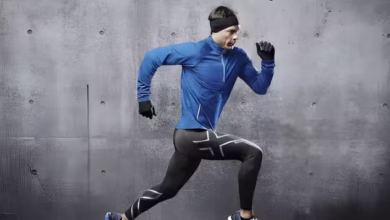 لباس‌های ورزشی تقلبی و اصل با برندهای معروف در کنار هم در بساط یک فروشنده خیابانی