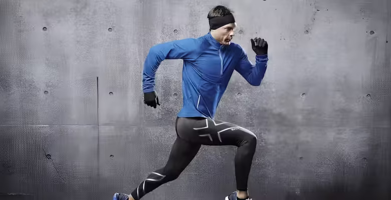 لباس‌های ورزشی تقلبی و اصل با برندهای معروف در کنار هم در بساط یک فروشنده خیابانی