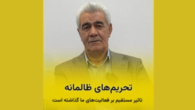 حسن‌علی اسماعیلیان در غرفه فرش ماشینی آرشام در نمایشگاه اصفهان در حال گفت‌وگو درباره صادرات و تحریم‌ها