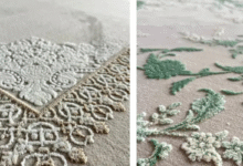 تصویر نمای نزدیک از فرش ضدآلرژی با بافت کم‌پرز در اتاق نشیمن مدرن