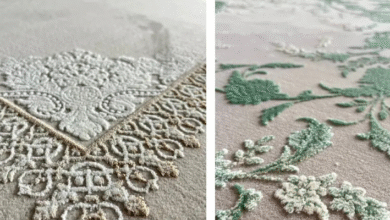 تصویر نمای نزدیک از فرش ضدآلرژی با بافت کم‌پرز در اتاق نشیمن مدرن