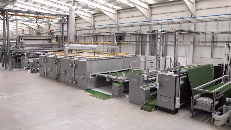 خط فینیشینگ و خشک‌کن صنعتی فرش در کارخانه تولید فرش 