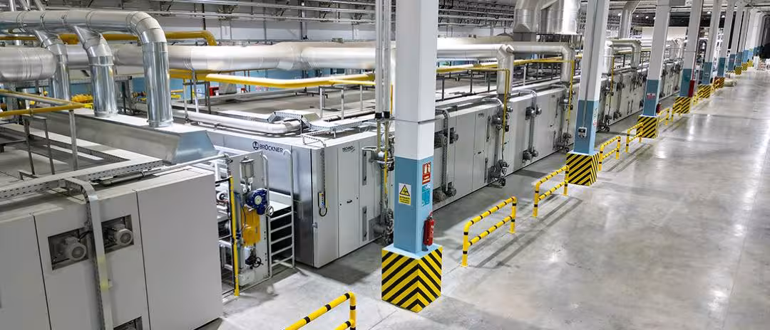 خط فینیشینگ و خشک‌کن صنعتی فرش در کارخانه تولید فرش 