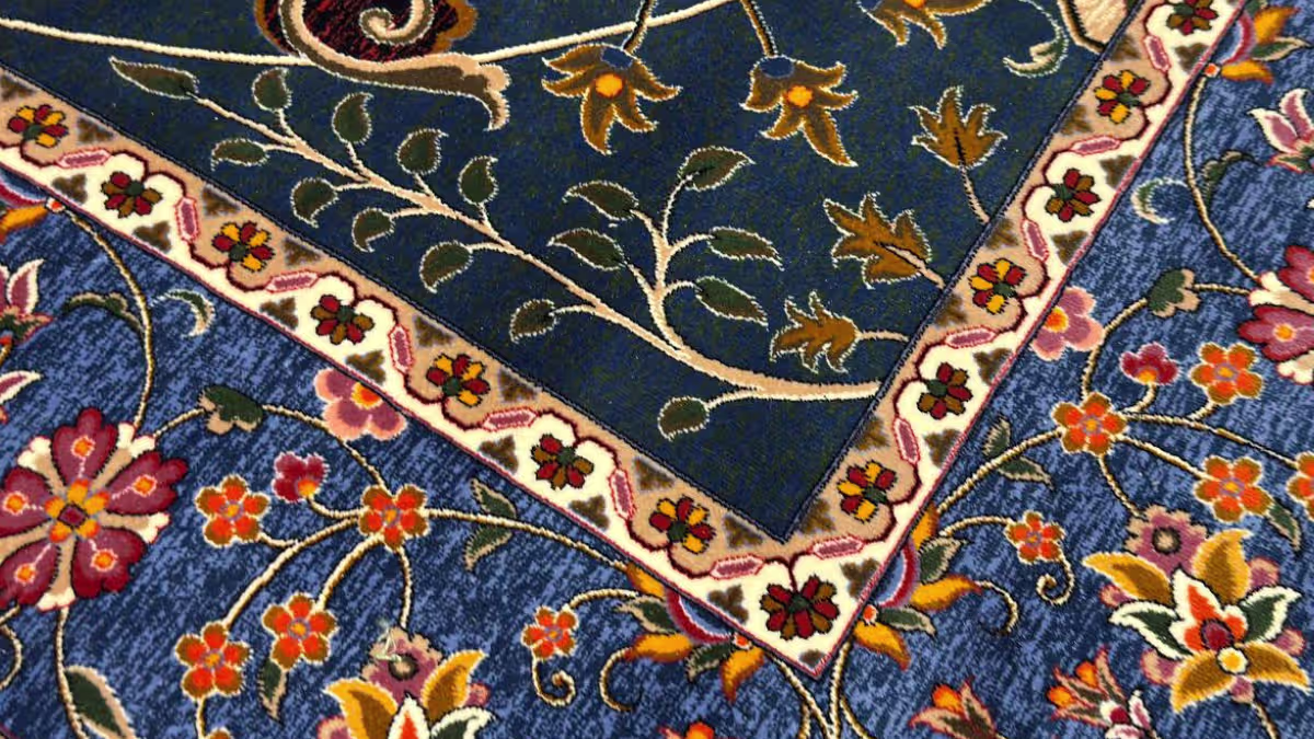 طراحی هنری فرش ایرانی با الهام از نقوش سنتی و رنگ‌های طبیعی
