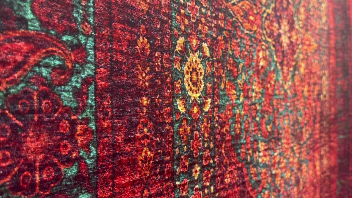 طراحی هنری فرش ایرانی با الهام از نقوش سنتی و رنگ‌های طبیعی
