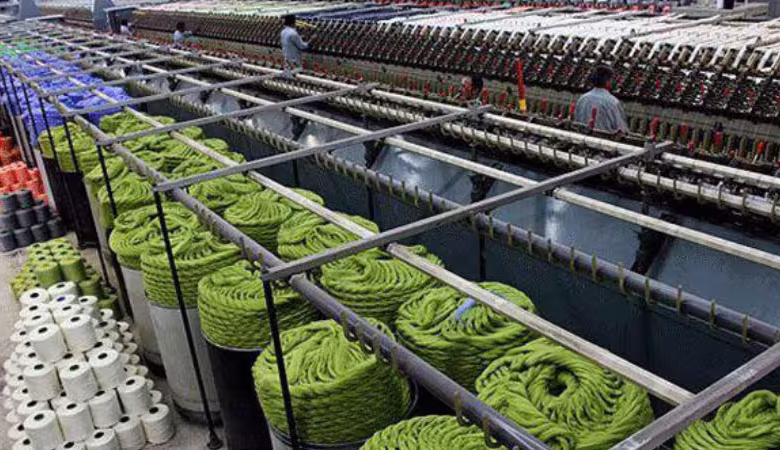 چالشهای صنعت نساجی در خراسان رضوی با ماشینآلات قدیمی و کمبود مواد اولیه