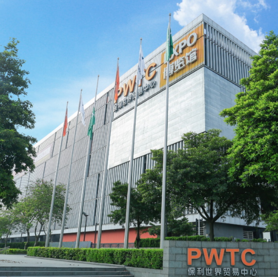 نمای داخلی نمایشگاه ITCPE در مرکز PWTC Expo گوانگژو با حضور شرکت‌های فعال در حوزه چاپ دیجیتال نساجی و ماشین‌آلات امبرویدری.

