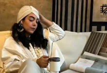 مریم بیات طراح فرش ایرانی در حال طراحی فرش با رویکرد مینیمال و روایت‌محور