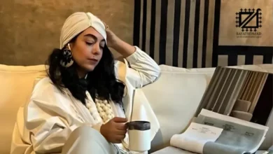 مریم بیات طراح فرش ایرانی در حال طراحی فرش با رویکرد مینیمال و روایت‌محور