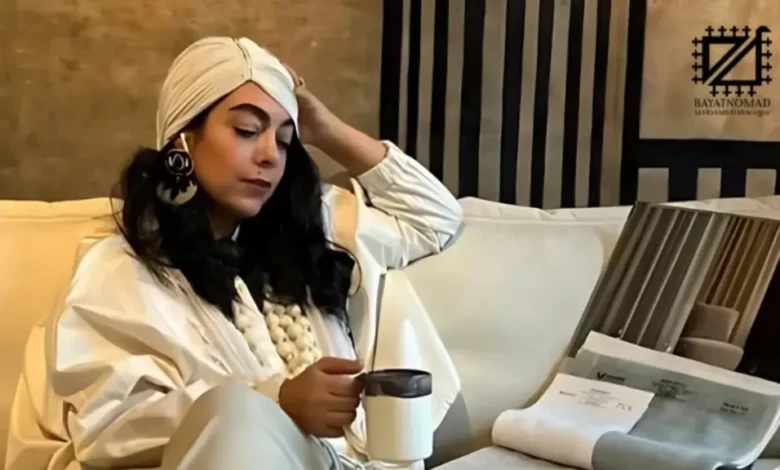 مریم بیات طراح فرش ایرانی در حال طراحی فرش با رویکرد مینیمال و روایت‌محور