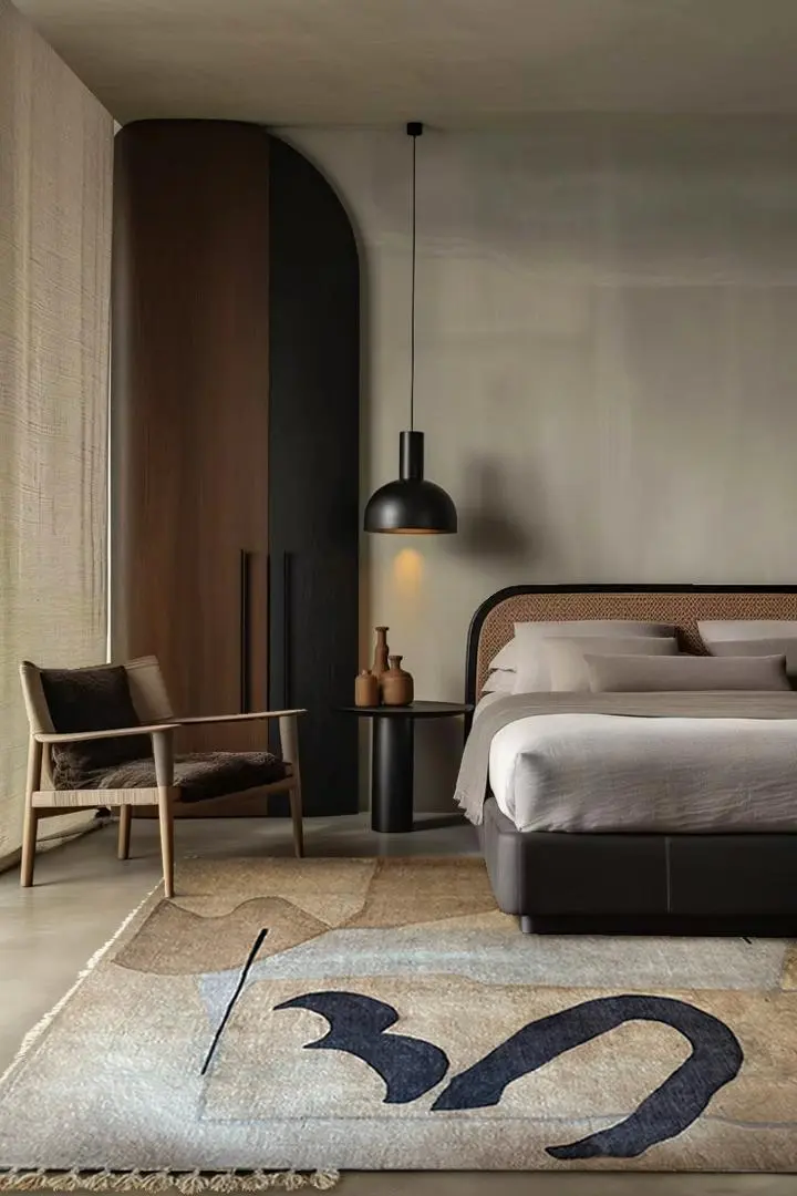 مریم بیات طراح فرش ایرانی در حال طراحی فرش با رویکرد مینیمال و روایت‌محور

