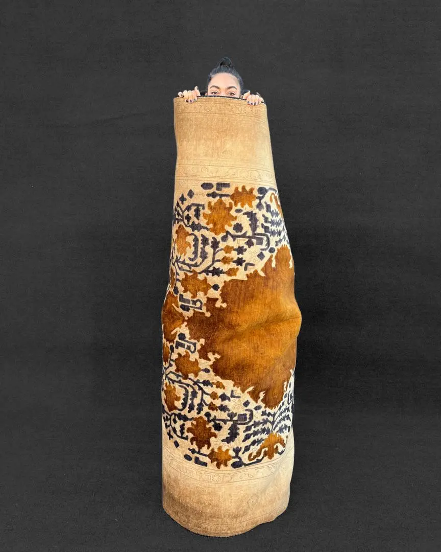 مریم بیات طراح فرش ایرانی در حال طراحی فرش با رویکرد مینیمال و روایت‌محور

