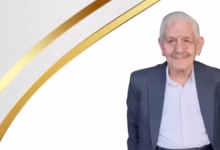 طراح فرش دستباف قم ابراهیم حمصی در حال طراحی نقشه فرش سنتی ایرانی