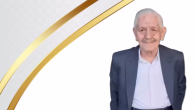 طراح فرش دستباف قم ابراهیم حمصی در حال طراحی نقشه فرش سنتی ایرانی