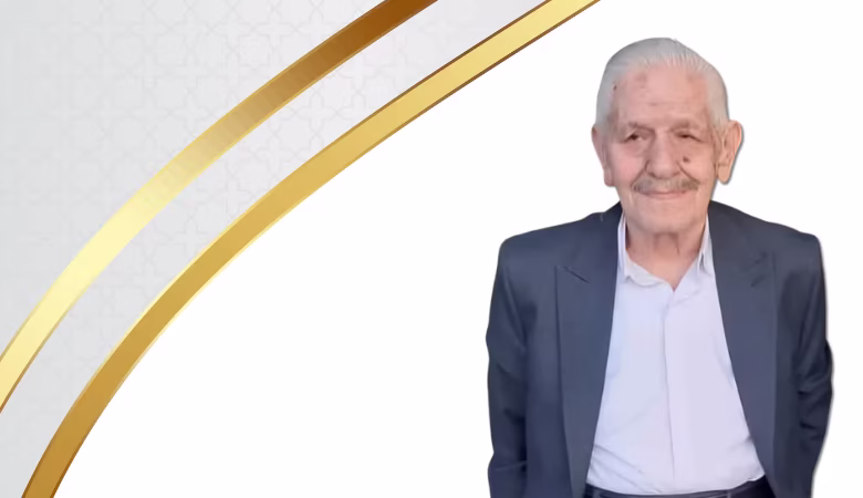 طراح فرش دستباف قم ابراهیم حمصی در حال طراحی نقشه فرش سنتی ایرانی