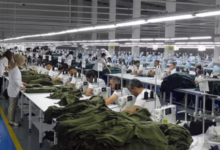 نمایی مفهومی از تجارت نساجی میان ترکیه و مصر که نشان‌دهنده افزایش صادرات پارچه و منسوجات در سال ۲۰۲۵ است