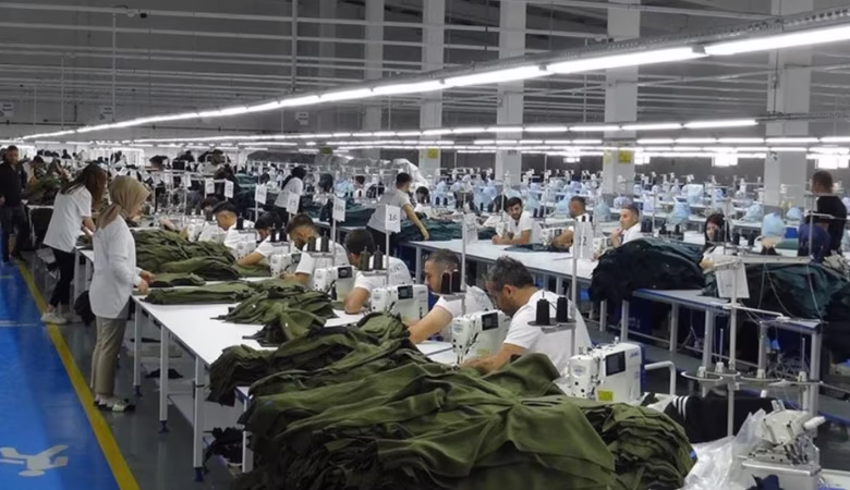 نمایی مفهومی از تجارت نساجی میان ترکیه و مصر که نشان‌دهنده افزایش صادرات پارچه و منسوجات در سال ۲۰۲۵ است