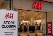 فروشگاه برند H&M در یکی از مراکز خرید، نمادی از برنامه این شرکت برای تعطیلی شعب و بازنگری شبکه خرده‌فروشی در سال ۲۰۲۶.